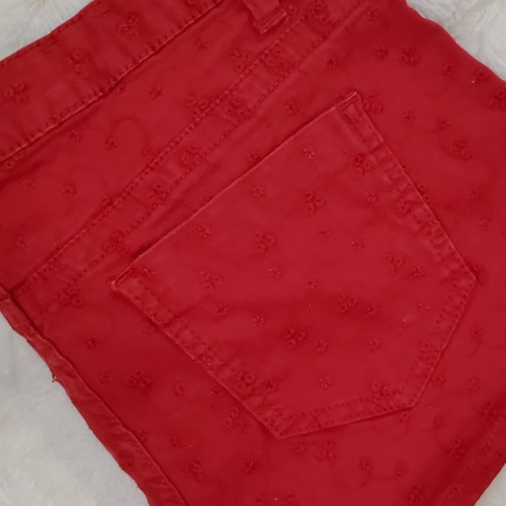 Red eyelet shorts - Picture 4 of 4